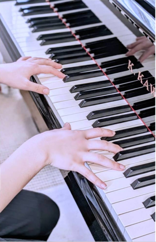 生徒がピアノを弾く写真